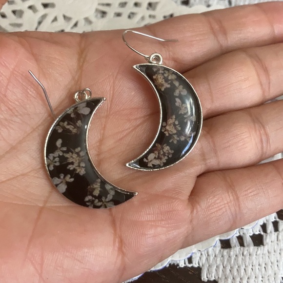 Moon 🌙 crescent flower resin earrings nwt - Picture 3 of 5